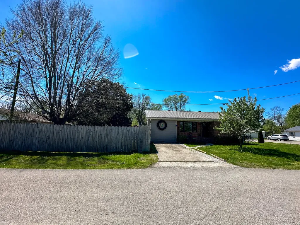 241 8th Avenue Clay City KY 40312