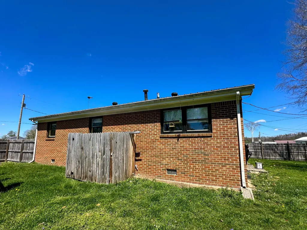 241 8th Avenue Clay City KY 40312