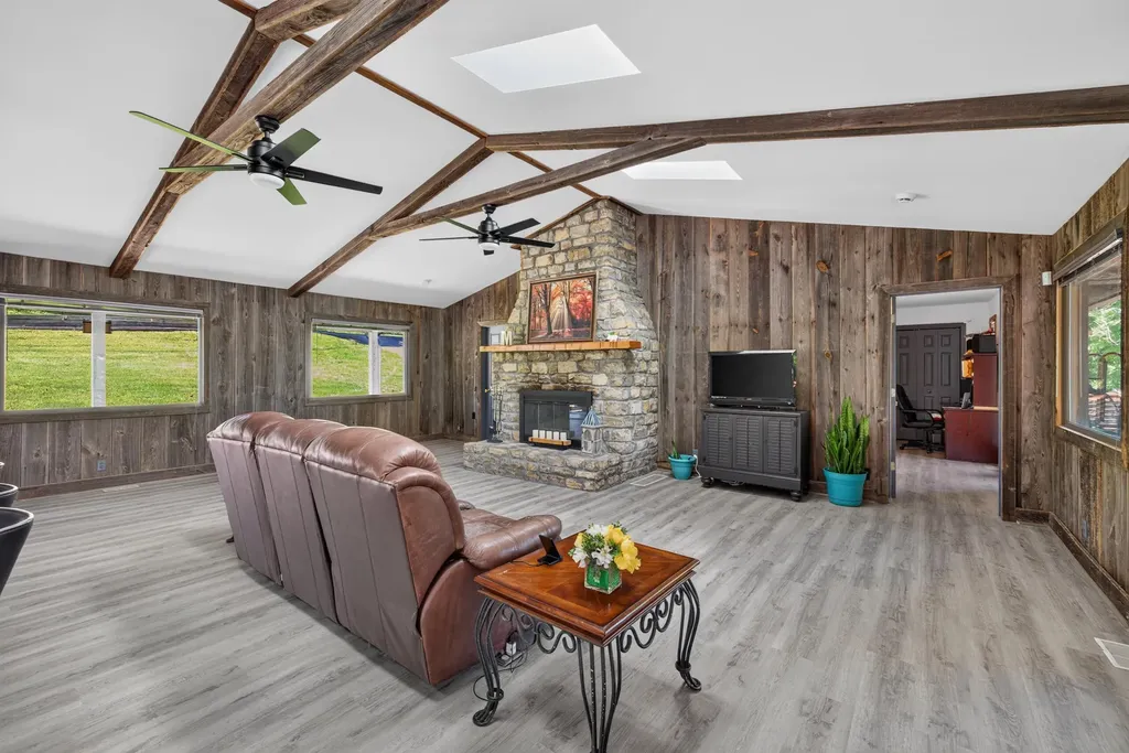 251 Herrington Woods Harrodsburg KY 40330
