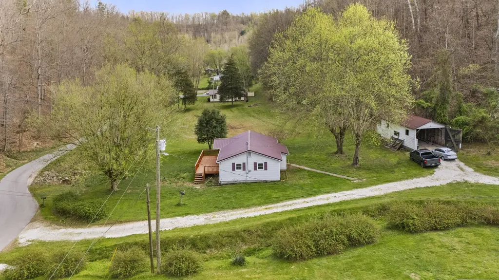 219 Burnt Cabin Branch Stambaugh KY 41257