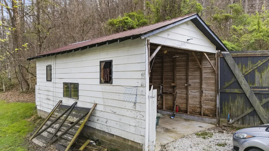 219 Burnt Cabin Branch Stambaugh KY 41257