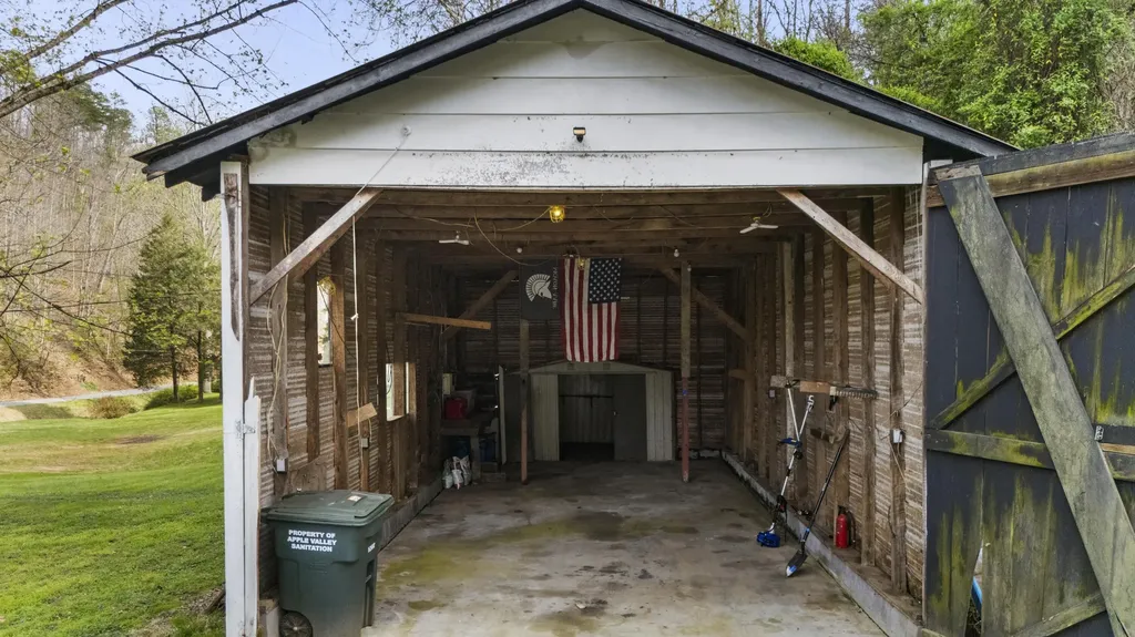 219 Burnt Cabin Branch Stambaugh KY 41257