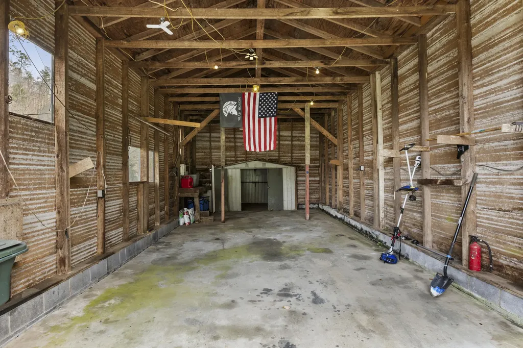 219 Burnt Cabin Branch Stambaugh KY 41257