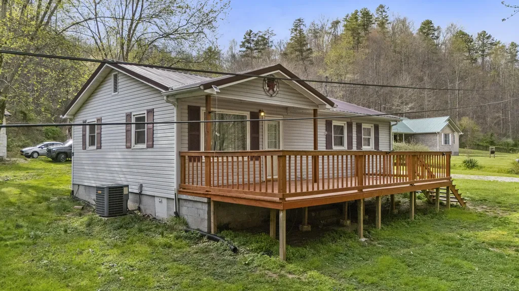 219 Burnt Cabin Branch Stambaugh KY 41257