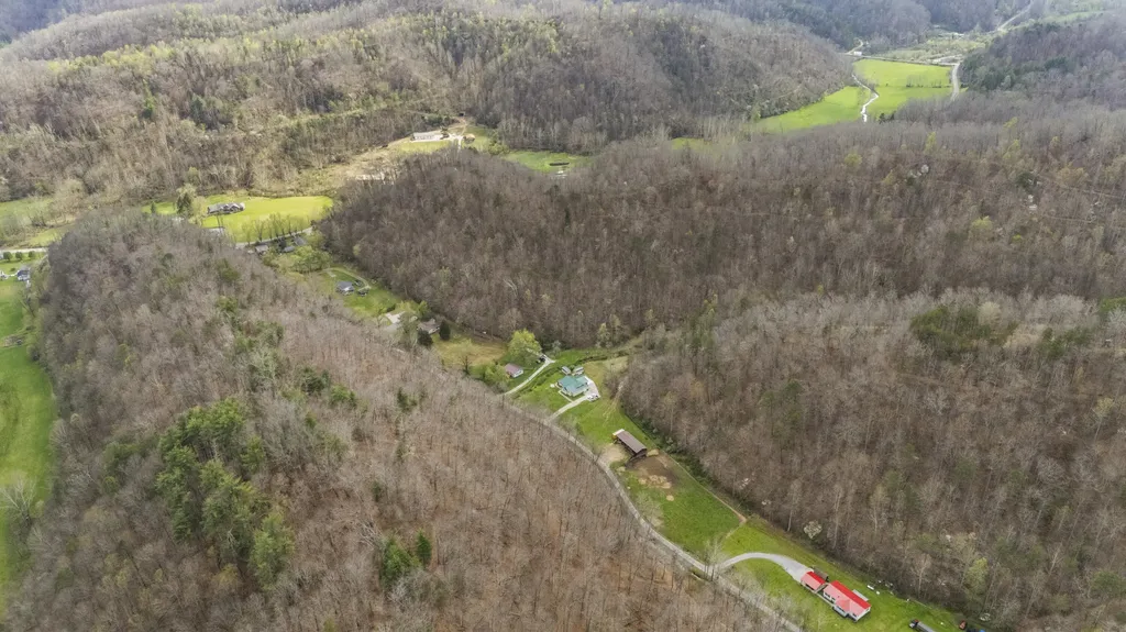 219 Burnt Cabin Branch Stambaugh KY 41257
