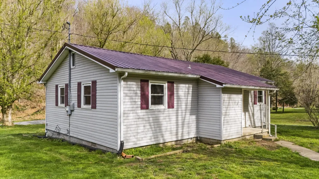 219 Burnt Cabin Branch Stambaugh KY 41257