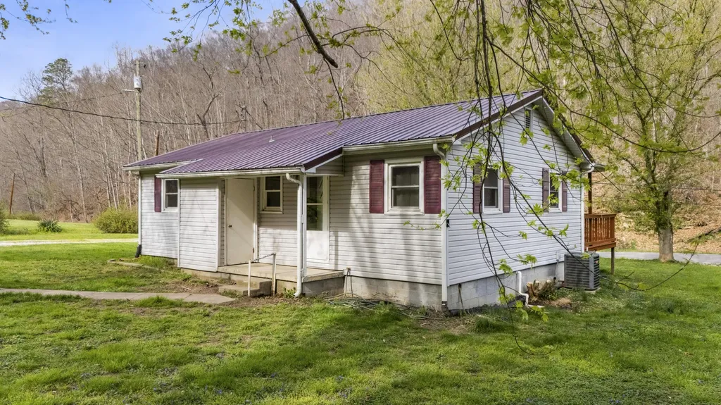 219 Burnt Cabin Branch Stambaugh KY 41257