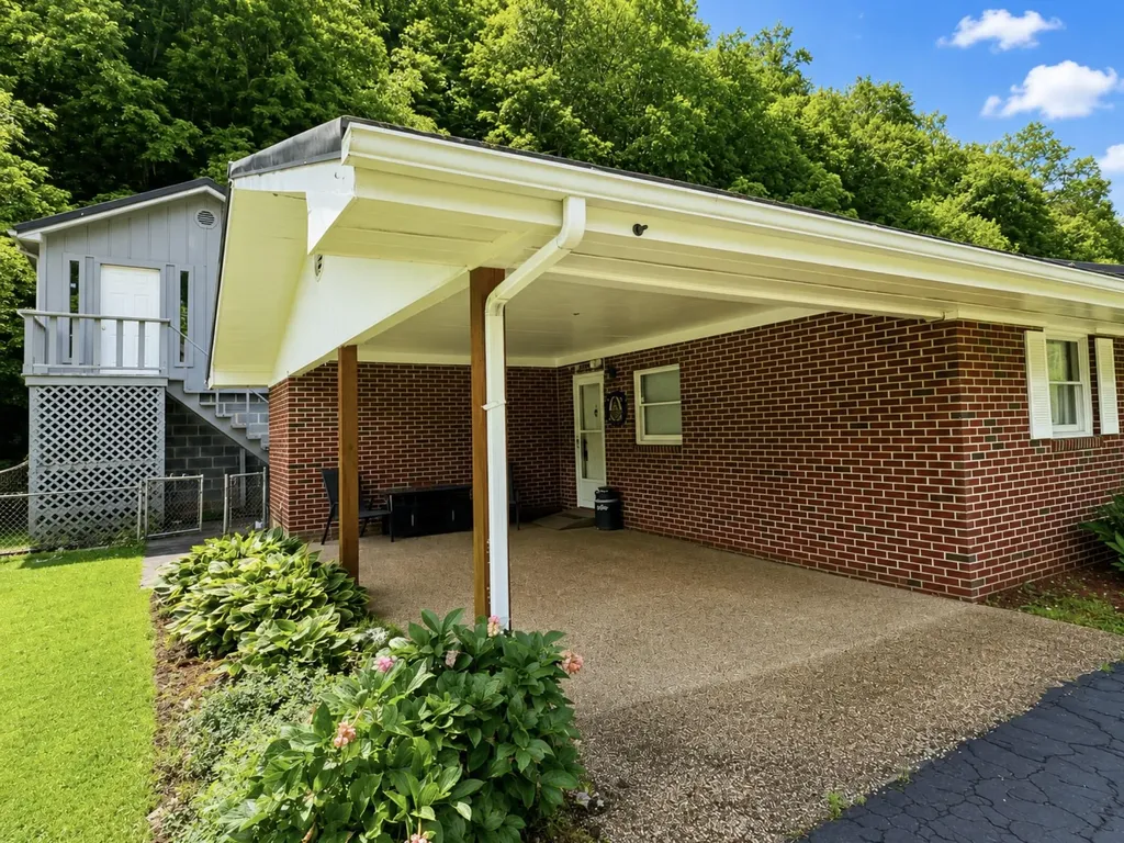 30 Amos Newsome Lane Virgie KY 41572