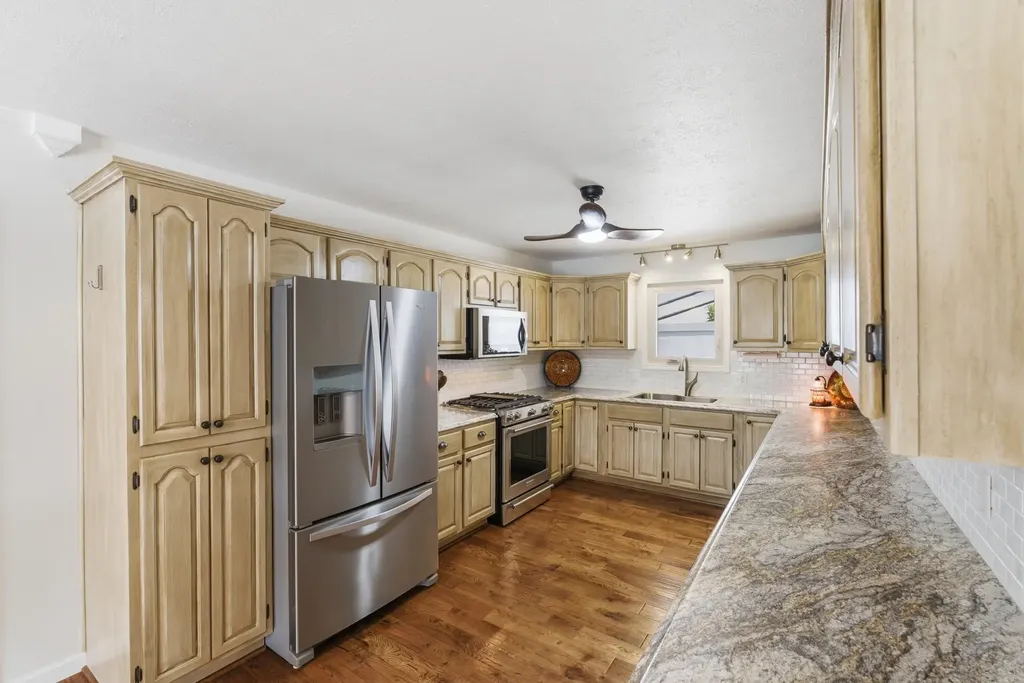 1077 Cliffs Edge Road East Bernstadt KY 40729
