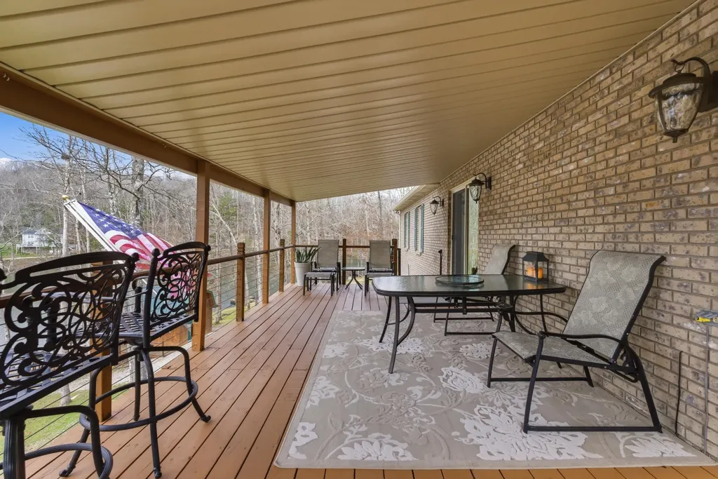 1077 Cliffs Edge Road East Bernstadt KY 40729