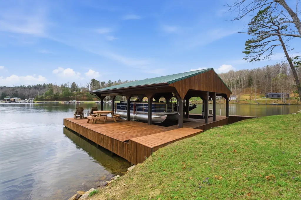 1077 Cliffs Edge Road East Bernstadt KY 40729