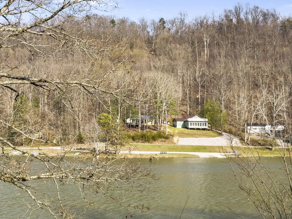 1810 Calk Lake Road Jeffersonville KY 40337