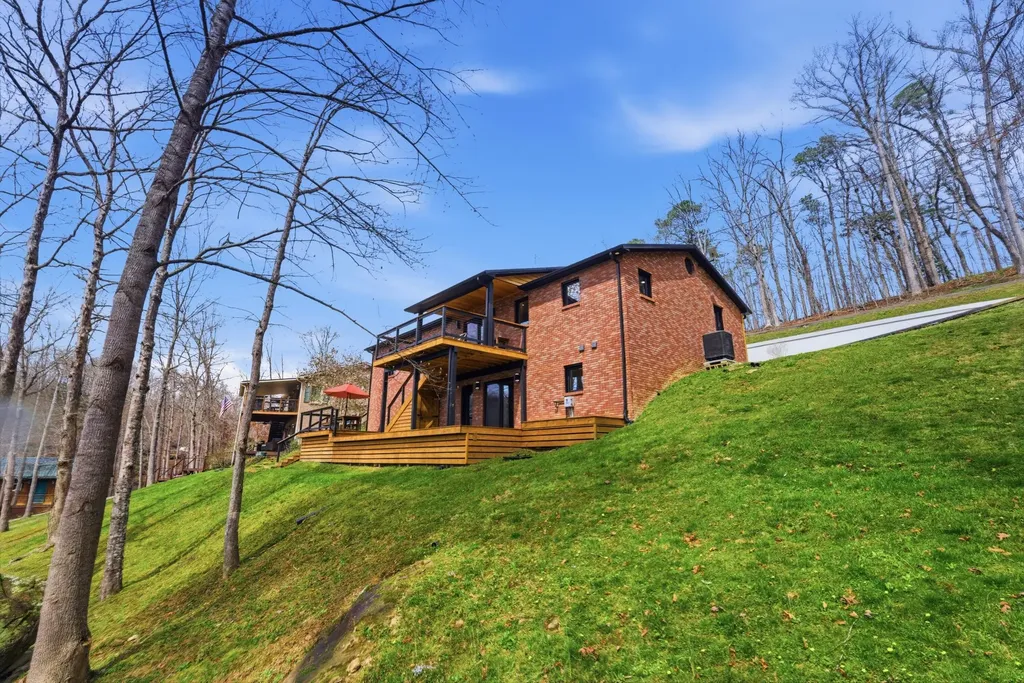 1063 Cliffs Edge Road East Bernstadt KY 40729