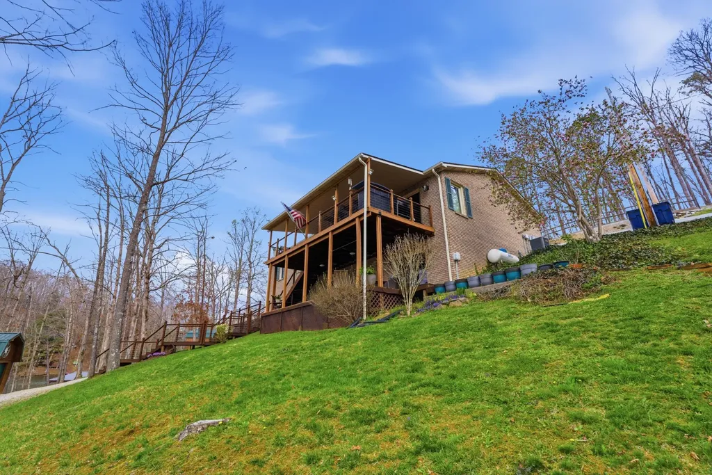 1077 Cliffs Edge Road East Bernstadt KY 40729