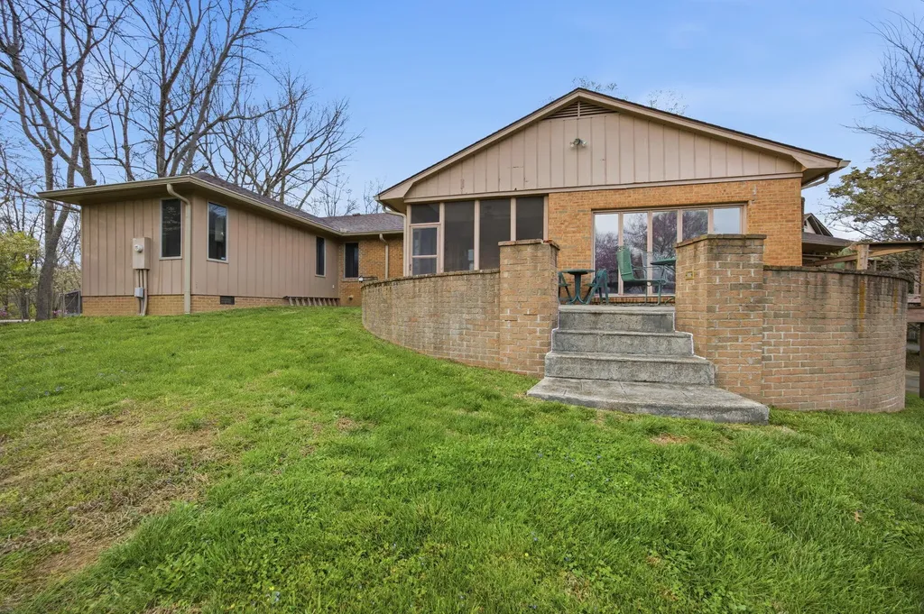 2044 Manor Drive Lexington KY 40502