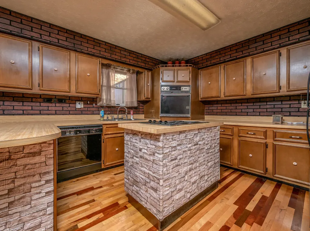 2860 Johnson Fork Salyersville KY 41465