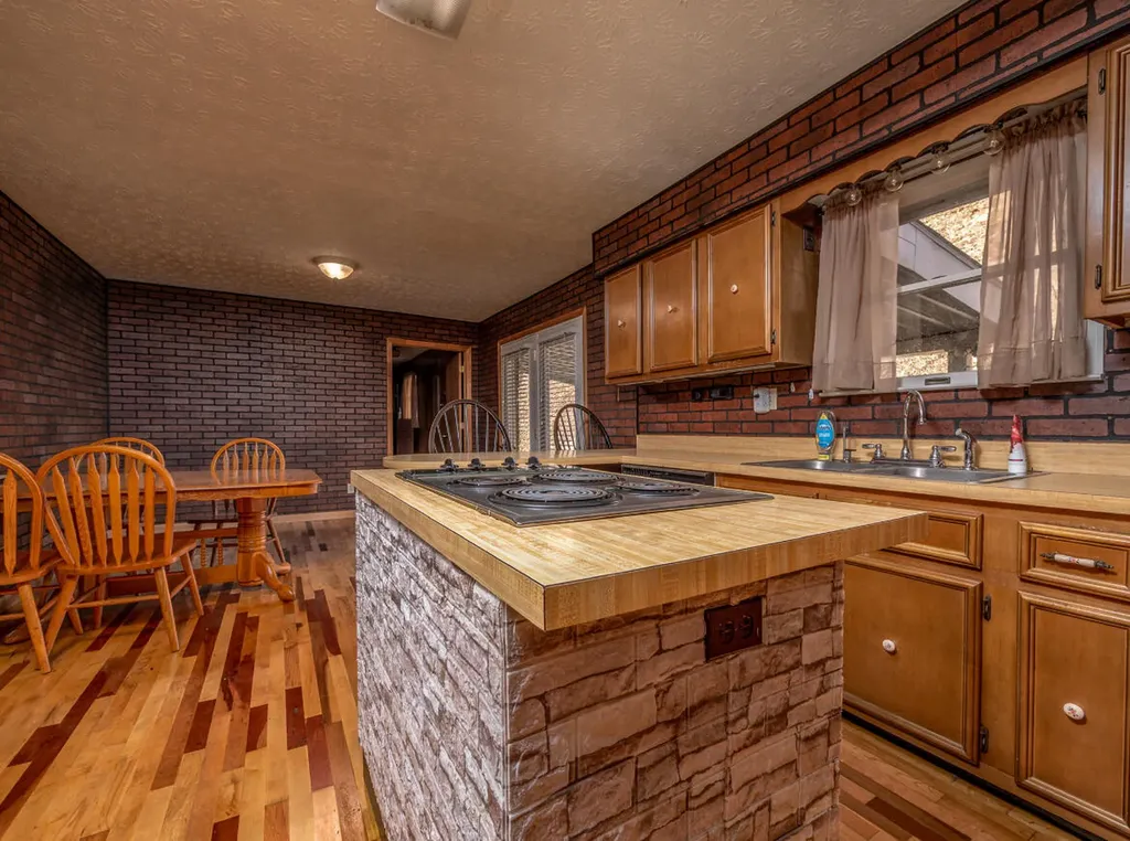 2860 Johnson Fork Salyersville KY 41465