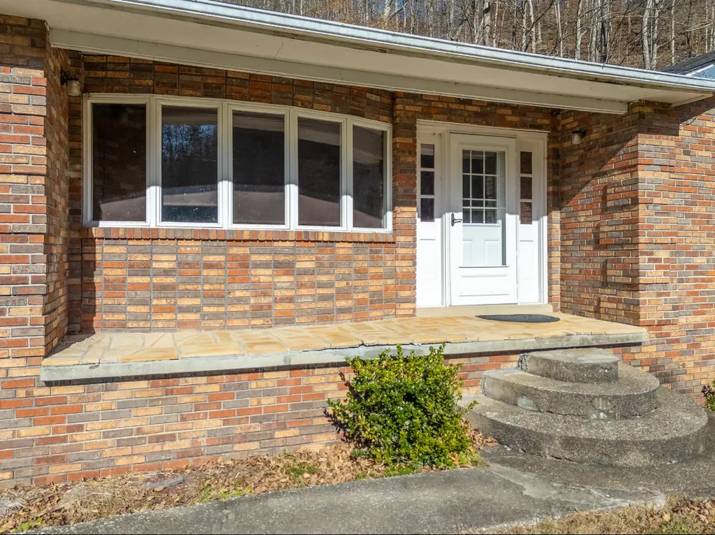 2860 Johnson Fork Salyersville KY 41465