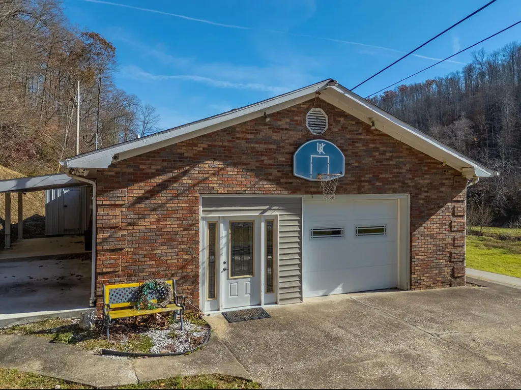 2860 Johnson Fork Salyersville KY 41465