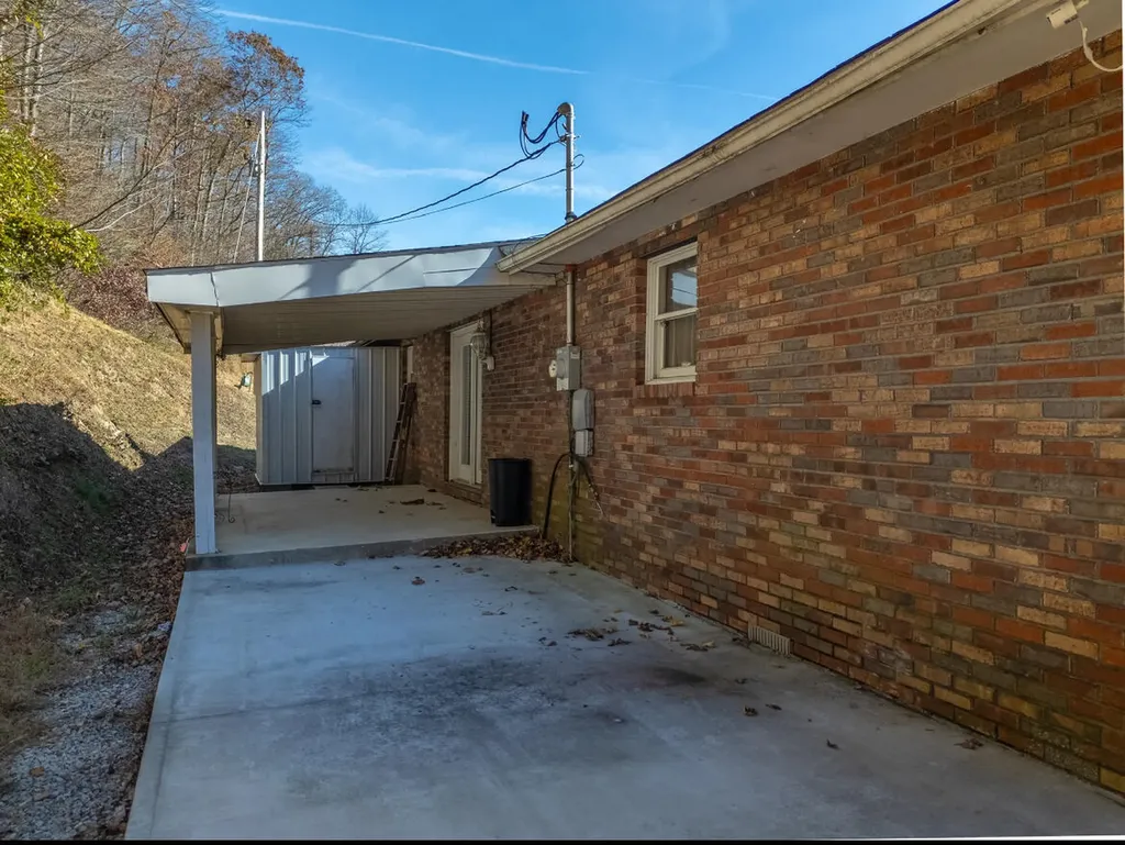 2860 Johnson Fork Salyersville KY 41465