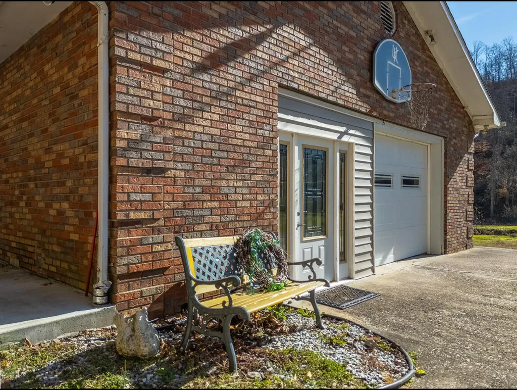 2860 Johnson Fork Salyersville KY 41465