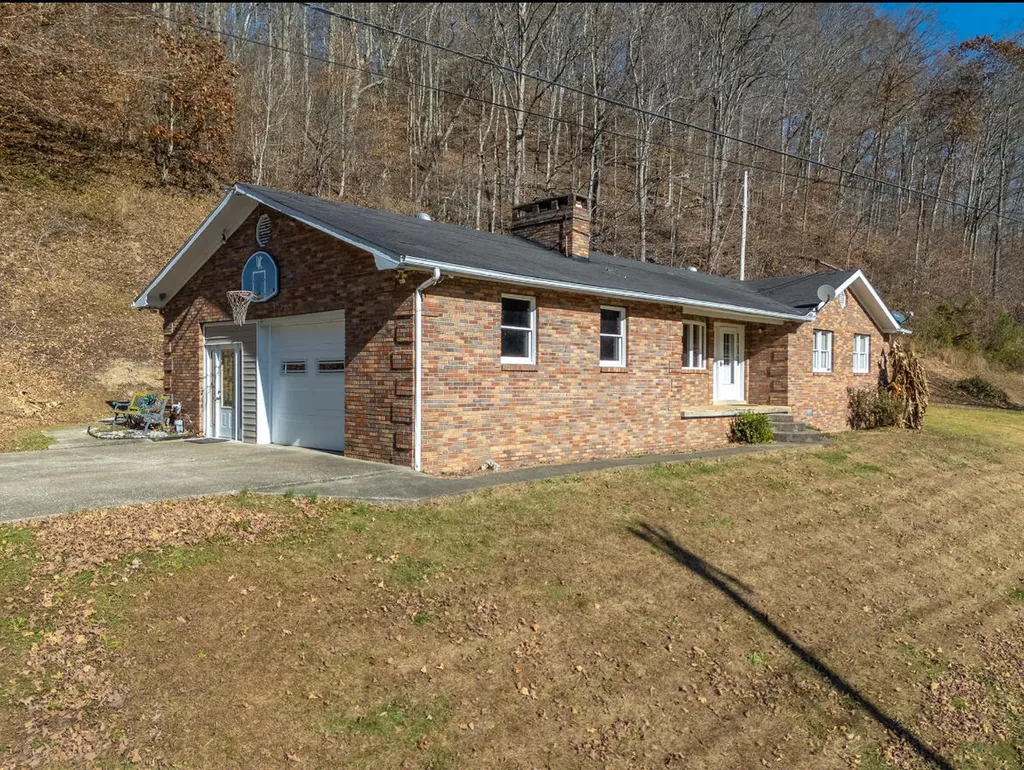 2860 Johnson Fork Salyersville KY 41465