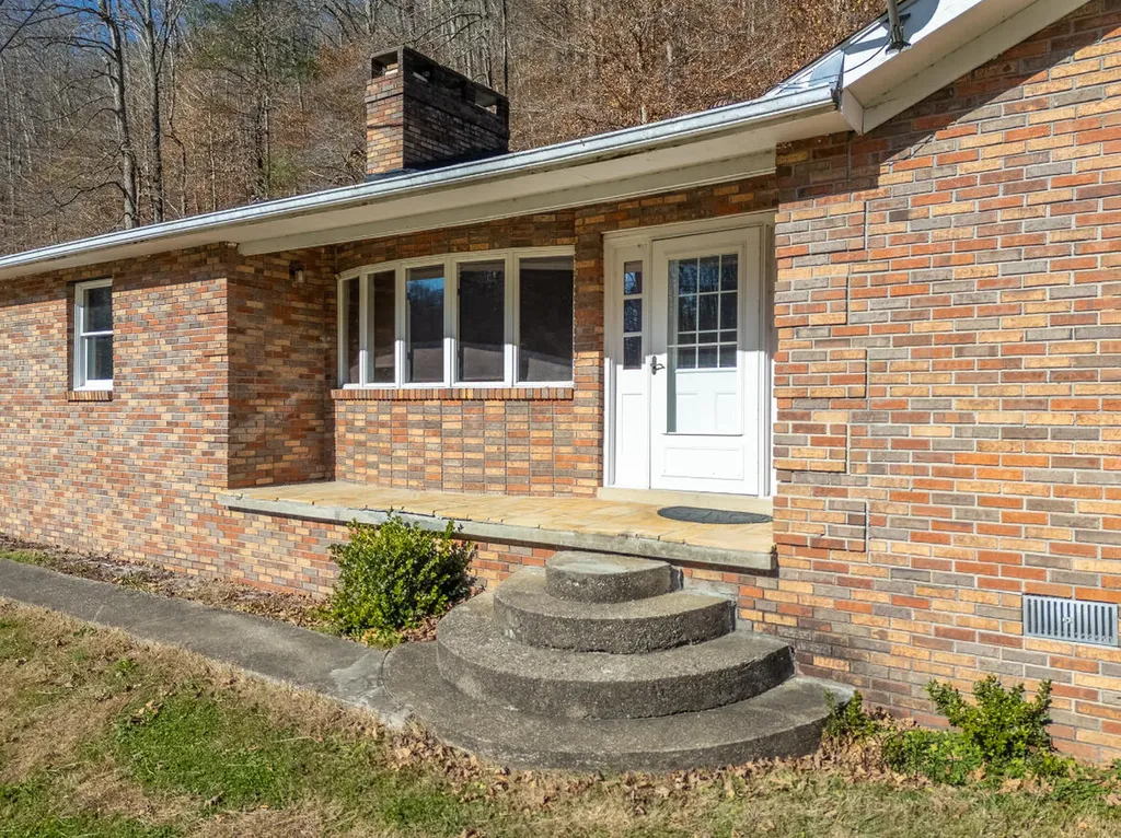 2860 Johnson Fork Salyersville KY 41465