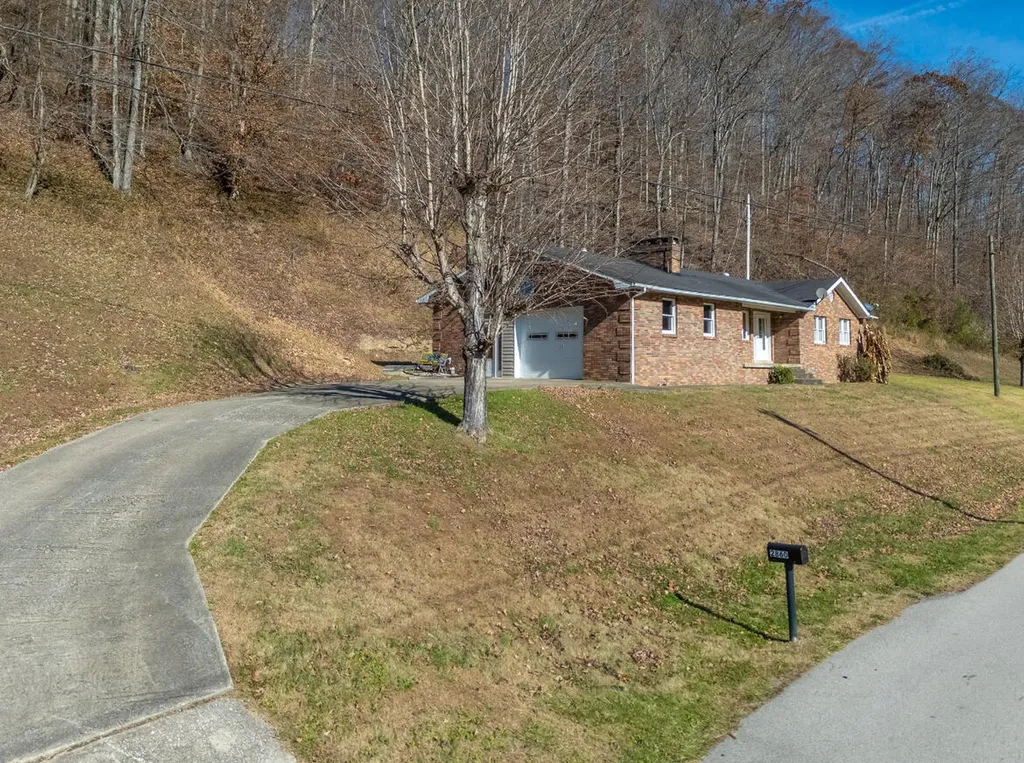 2860 Johnson Fork Salyersville KY 41465