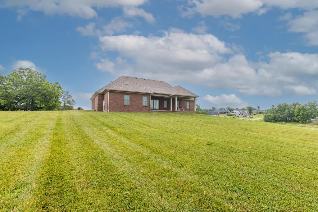 1053 English Garden Lawrenceburg KY 40342