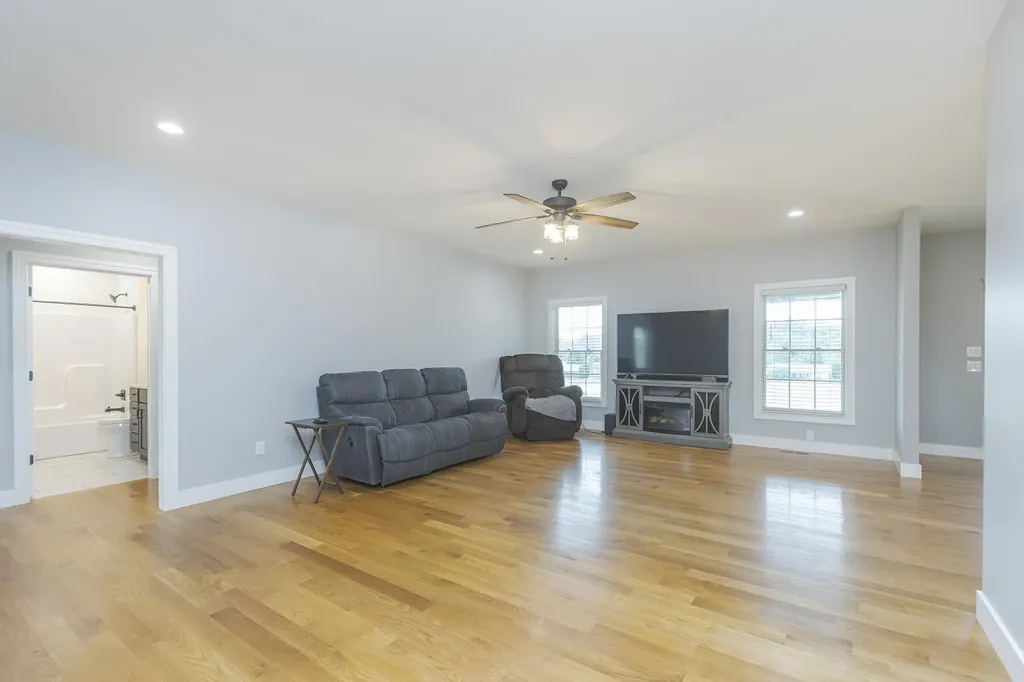 1053 English Garden Lawrenceburg KY 40342