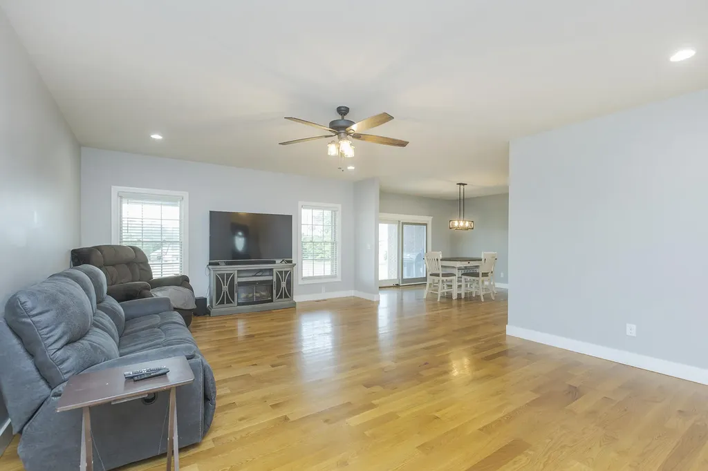 1053 English Garden Lawrenceburg KY 40342