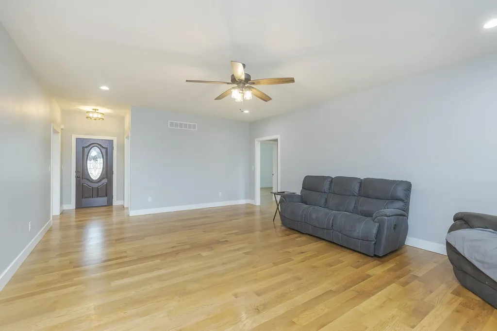 1053 English Garden Lawrenceburg KY 40342
