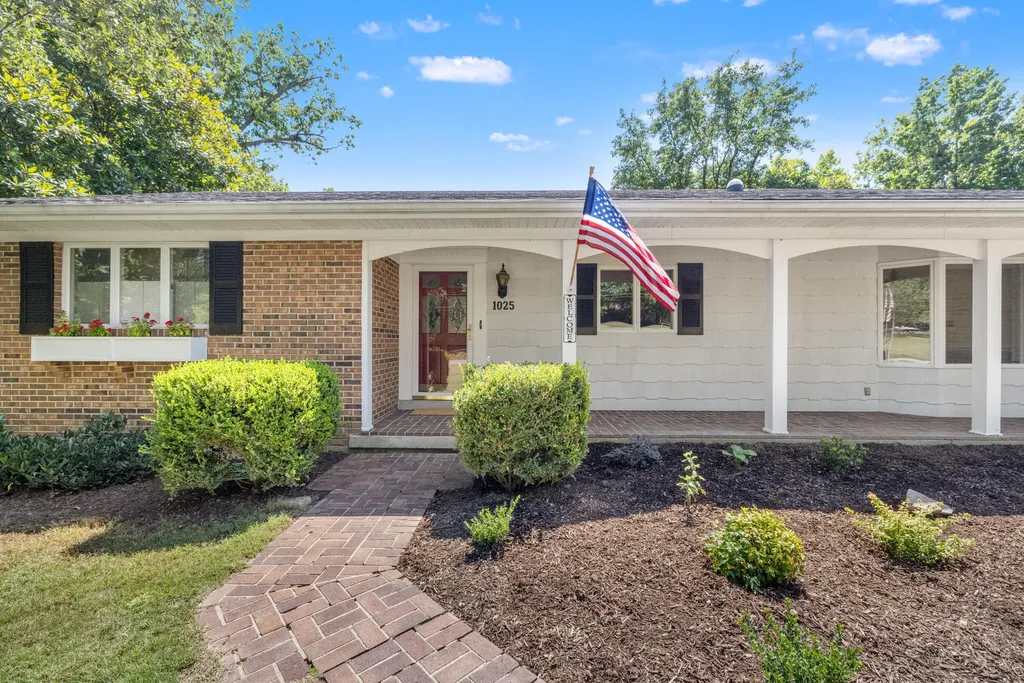 1025 Woodspoint Drive Lawrenceburg KY 40342