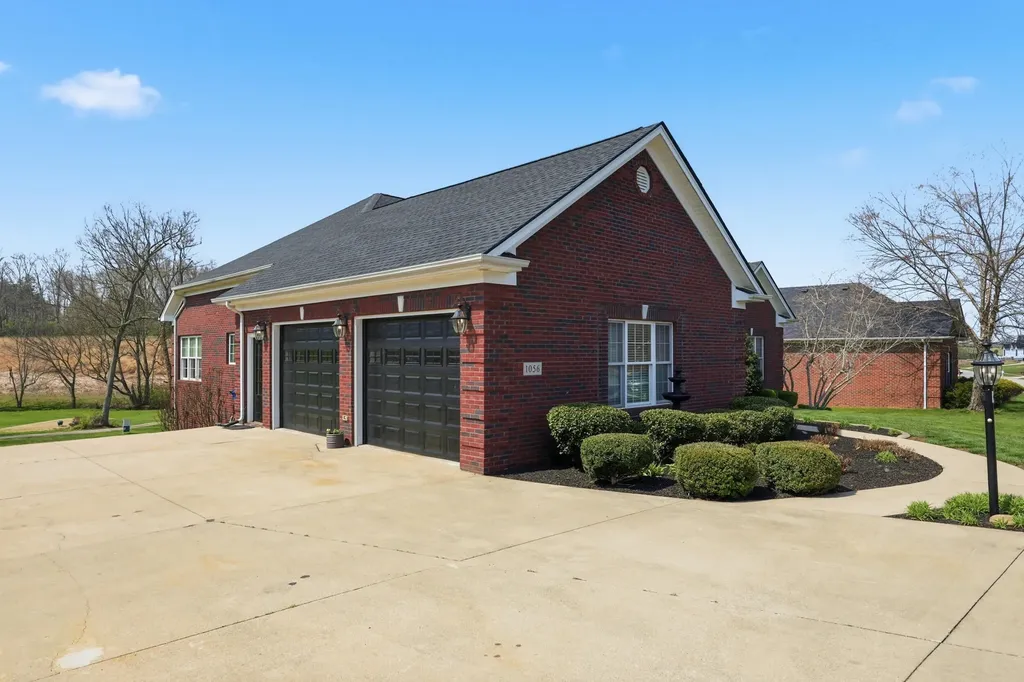 1056 Scenic Garden Lawrenceburg KY 40342