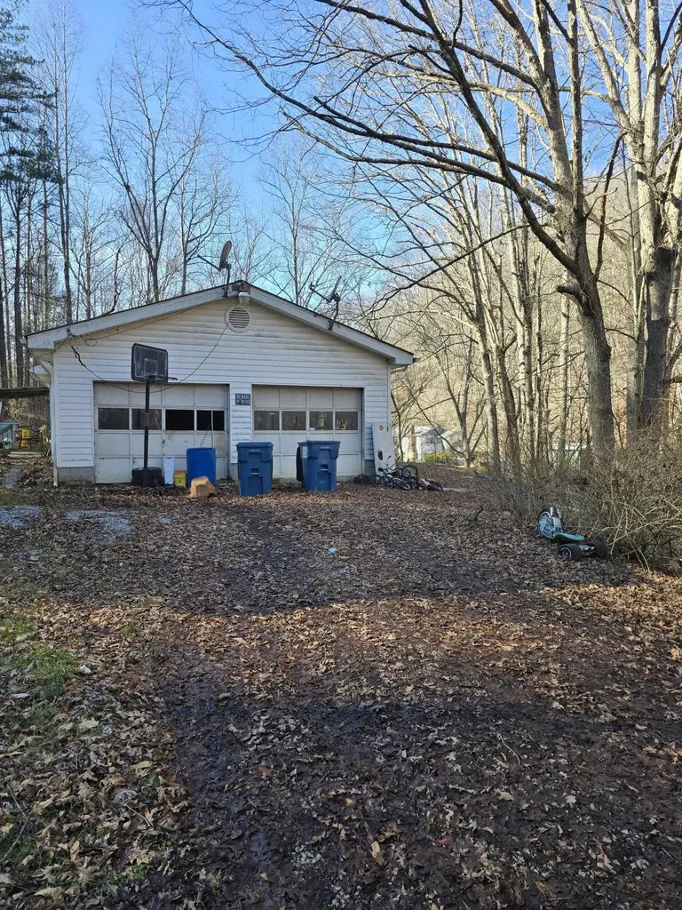 60 Dorothy Lane Hyden KY 41749