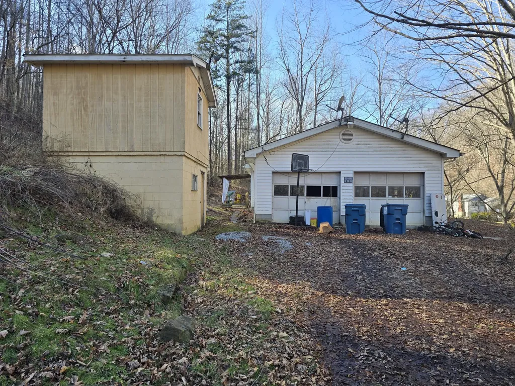 60 Dorothy Lane Hyden KY 41749