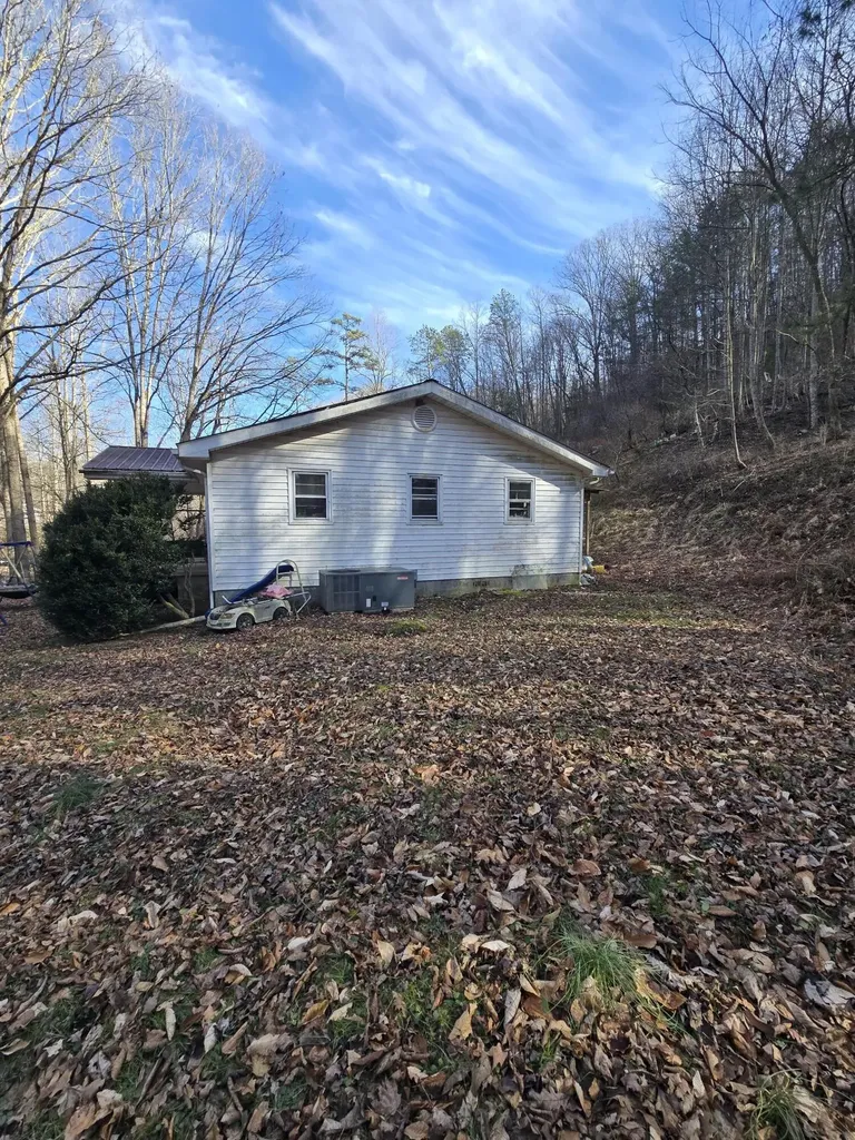 60 Dorothy Lane Hyden KY 41749