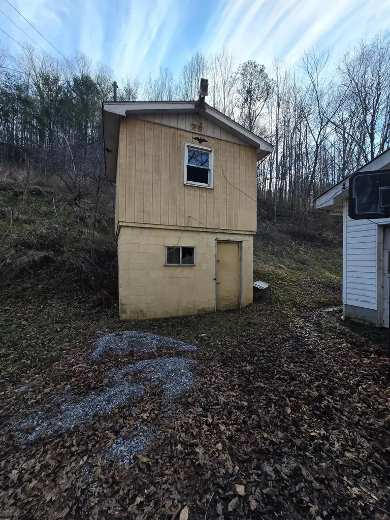 60 Dorothy Lane Hyden KY 41749