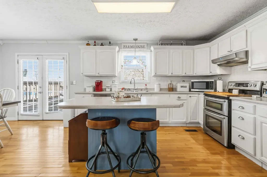 824 Walnut Road Lily KY 40740