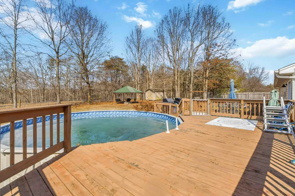 824 Walnut Road Lily KY 40740