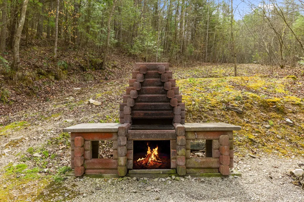 645-1 Right Fork Fixer Road Beattyville KY 41311