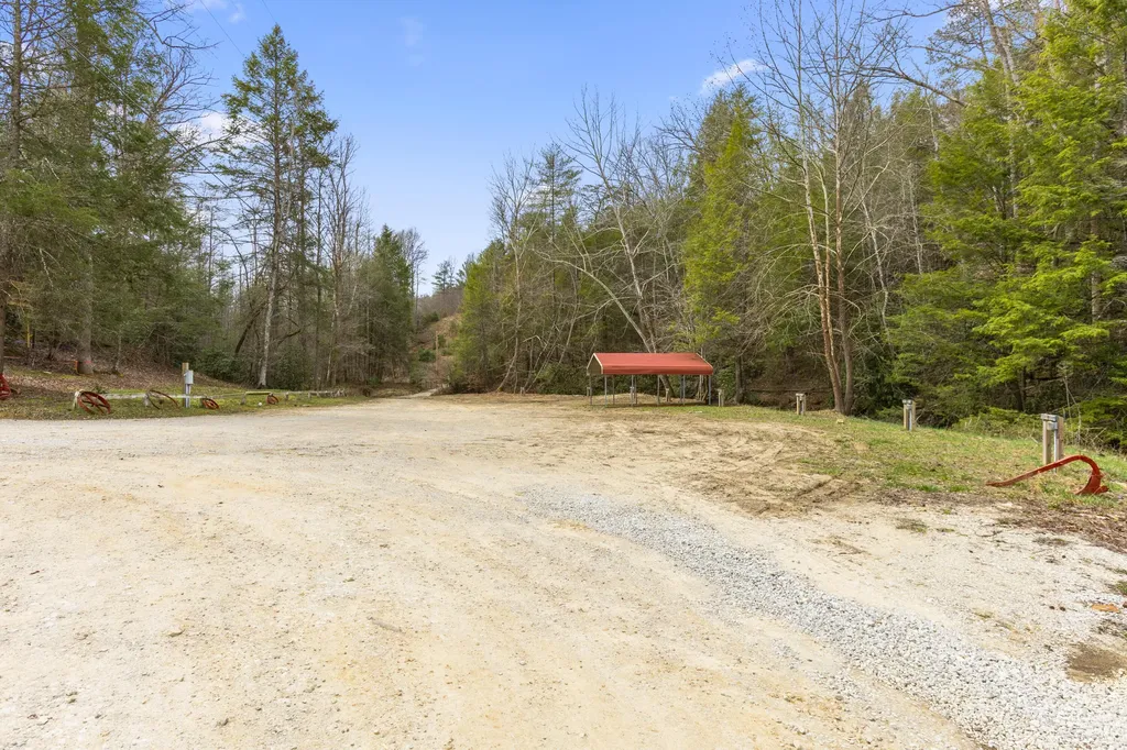645-1 Right Fork Fixer Road Beattyville KY 41311