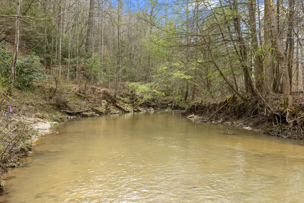 645-1 Right Fork Fixer Road Beattyville KY 41311
