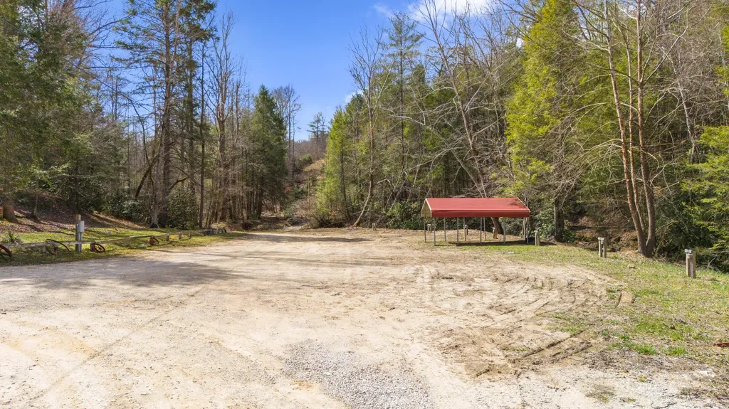 645-1 Right Fork Fixer Road Beattyville KY 41311