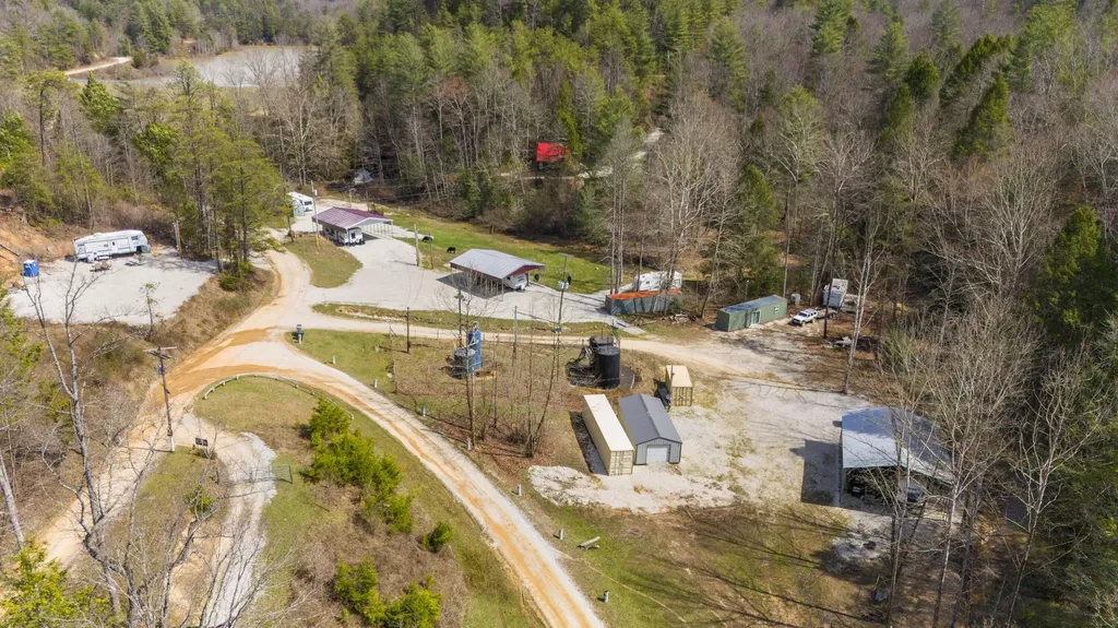 645-1 Right Fork Fixer Road Beattyville KY 41311
