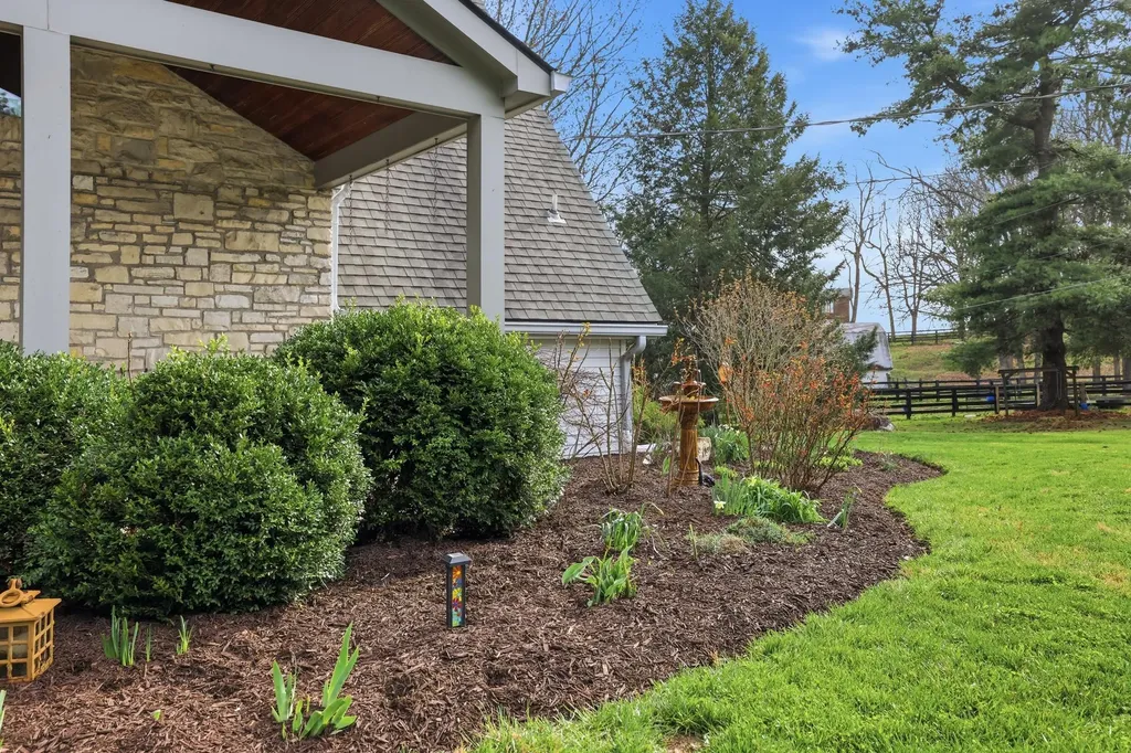 235 Lakewood Drive Nicholasville KY 40356