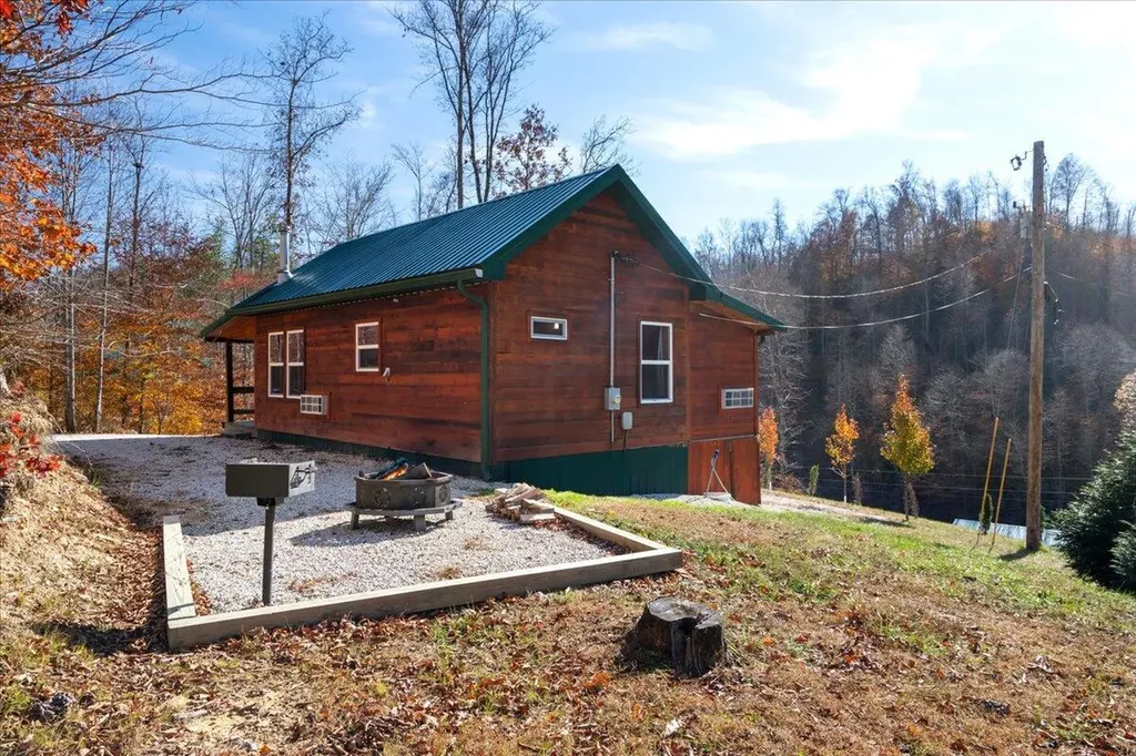 16 Hickory Lane Campton KY 41301