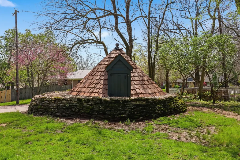 160 Elm Street Versailles KY 40383