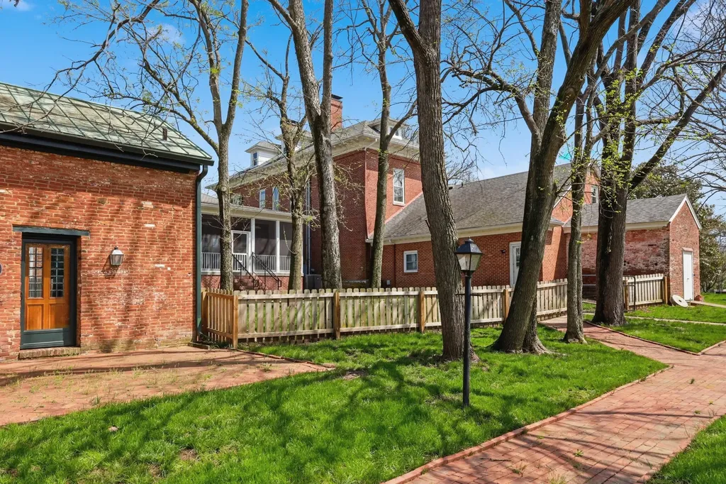 160 Elm Street Versailles KY 40383