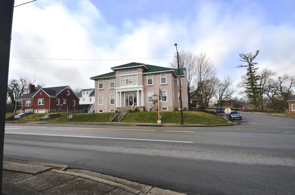202 S College Street Harrodsburg KY 40330